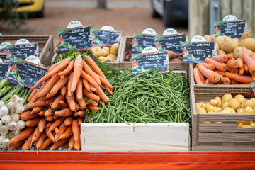 vente de fruits et légumes sur un marché