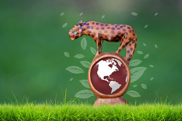 Concept nature, protection des animaux sauvages, hyenne avec planete terre sur fond vert. 