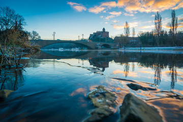 Burg Giebichenstein in Halle Saale im Sonnenaufgang im Winter
