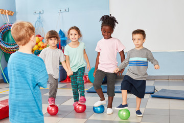 Multikulturelle Kinder beim Kinderturnen