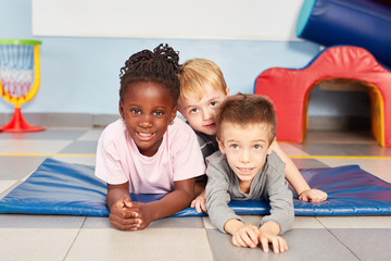 Drei multikulturelle Kinder als beste Freunde