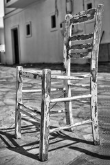 ein kaputter Holzstuhl auf einer Strasse