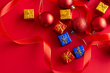 背景が赤のクリスマスの装飾