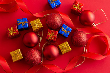 背景が赤のクリスマスの装飾