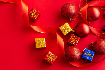 背景が赤のクリスマスの装飾