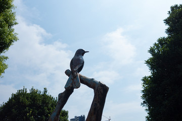 鳥のモニュメント