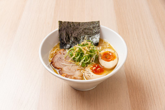 鶏白湯塩ラーメン