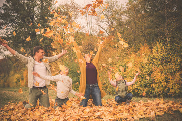 junge Familie im Laub 