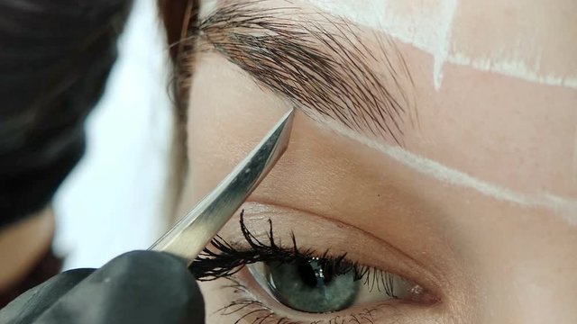 Create permanent eyebrow makeup. Peeling with tweezers.