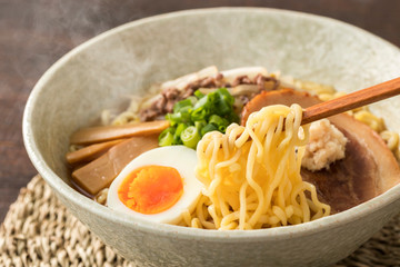 ほんわか湯気の立つ、熱々の味噌ラーメン