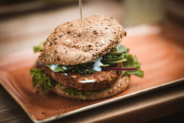 Vegetarischer gesunder Burger, der wie ein Hamburger aussieht