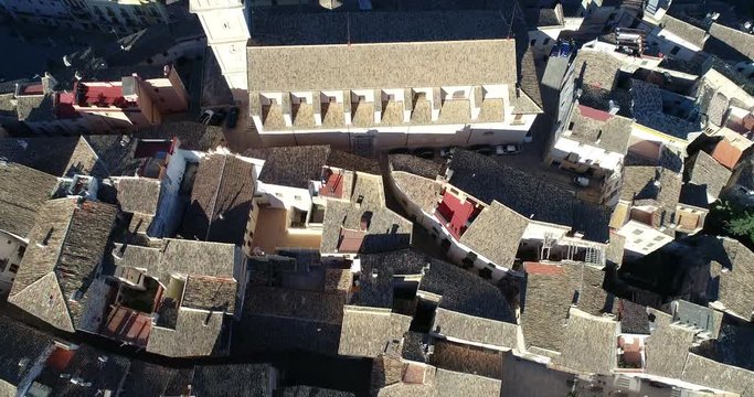 dron sobrevuela los tejados y la cubierta de iglesia de pueblo mediterr&aacute;neo