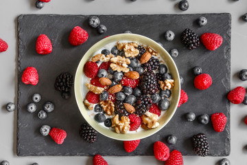 Schale mit Joghurt Beeren, Nüssen und Mandeln
