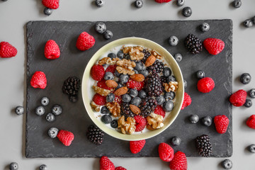 Schale mit Joghurt Beeren, Nüssen und Mandeln
