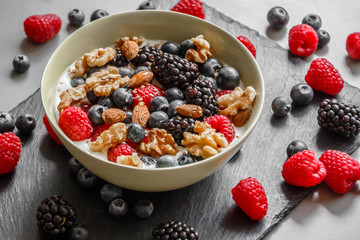 Schale mit Joghurt Beeren, Nüssen und Mandeln