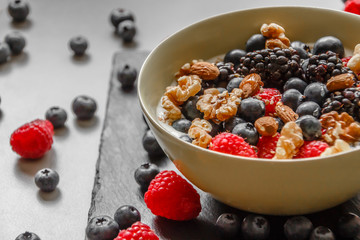 Schale mit Joghurt Beeren, Nüssen und Mandeln