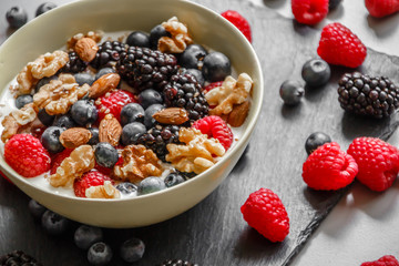 Schale mit Joghurt Beeren, Nüssen und Mandeln