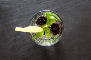 Mineralwasser mit Beeren und Minze