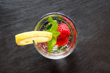 Mineralwasser mit Beeren und Minze