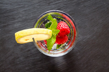 Mineralwasser mit Beeren und Minze