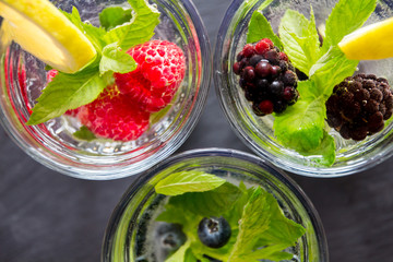 Mineralwasser mit Beeren und Minze