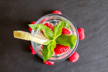 Mineralwasser mit Beeren und Minze