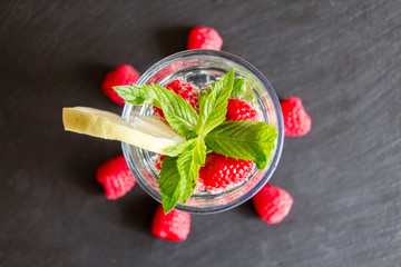 Mineralwasser mit Beeren und Minze