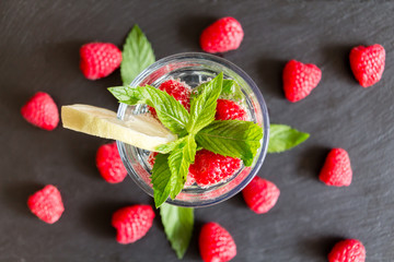 Mineralwasser mit Beeren und Minze