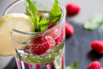 Mineralwasser mit Beeren und Minze