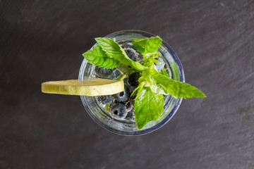 Mineralwasser mit Beeren und Minze