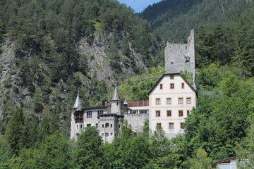 Fototapeta na wymiar Ausblicke auf dem Fernpass zum Schloss Fernstein