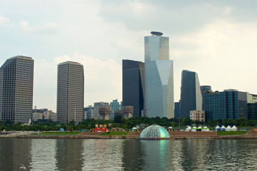 Fototapeta premium View to Yeoeuido buildings from the Hang river