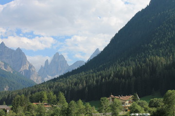 Fototapeta premium Die Sextener Dolomiten kommen in Sicht