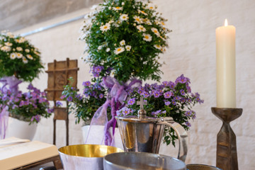 Festlich geschmückter Altar zum Festgottesdienst