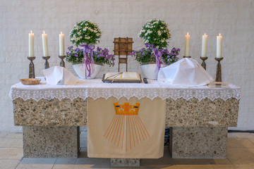 Festlich geschmückter Altar in Kirche