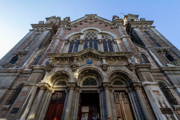 la fachada de una iglesia