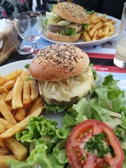 alimentation - burger frites salade