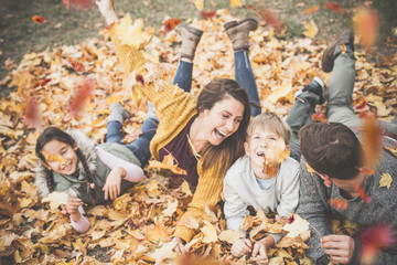 glückliche Familie im Herbst mit 2 Kindern 