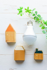 LED電球と木でできたミニチュアの家