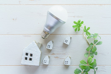 LED電球とミニチュアの家