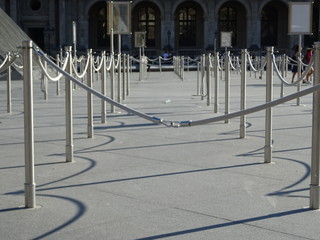 Absperrungen am Louvre