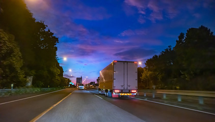 高速道路から見る都会の朝焼け