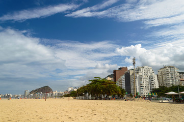 Playa de Copacabana en Río de Janeiro con el skyline de la ciudad