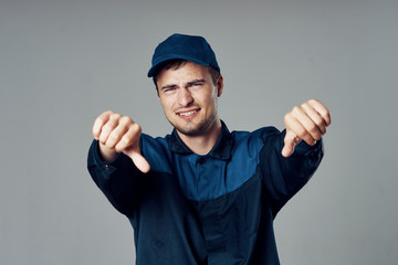 Naklejka premium young man with thumbs up