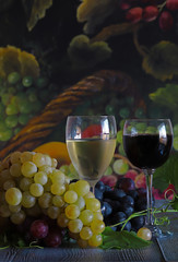 Fototapeta premium Red, black and white grapes and red and white wine in glass.