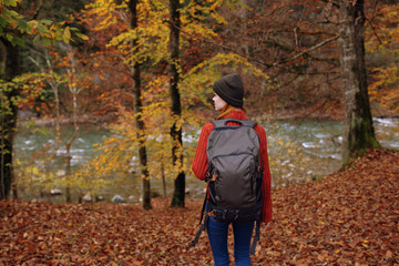 Obraz premium man in autumn forest
