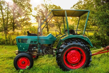 Obraz premium Selective Soft Focus of an Antique Obsolete Tractor in a field at sunrise