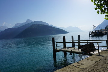 Fototapeta na wymiar Steg am See mit Bergen in der Schweiz