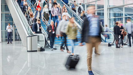 Anonyme Menge Leute auf Rolltreppe auf Messe