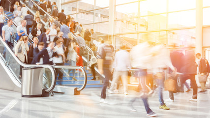 Viele Geschäftsleute als Menschenmenge auf Messe